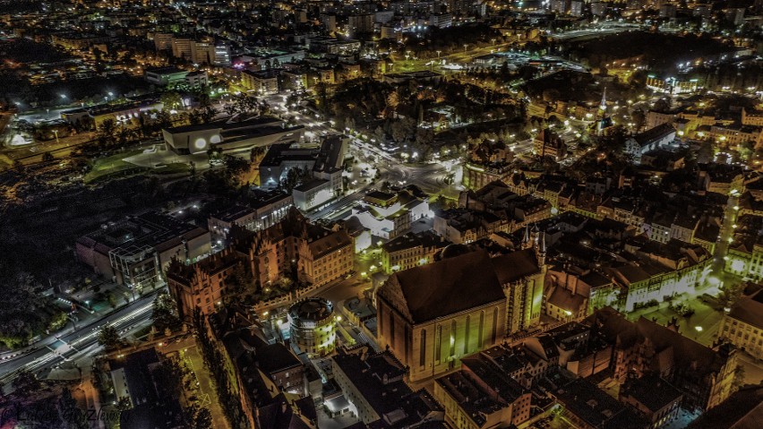 Tak wygląda Toruń nocą. Zobacz niesamowite zdjęcia z drona z...