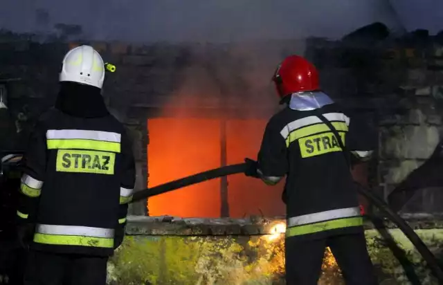 Zgłoszenie o pożarze w Poznaniu wpłynęło do służb około północy.