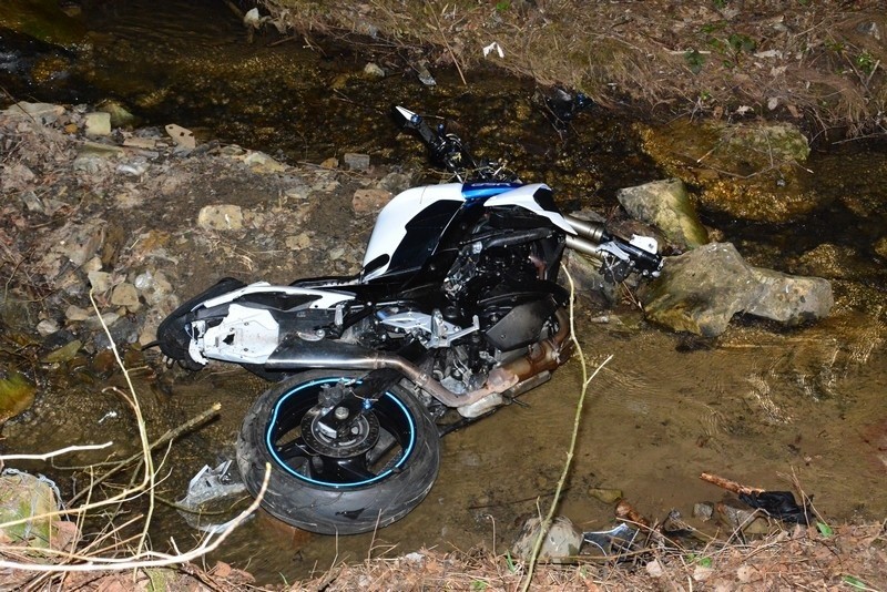 36-letni motocyklista zginął w wypadku w Króliku Polskim. Jednoślad uderzył w przepust i wpadł do rzeki [ZDJĘCIA]