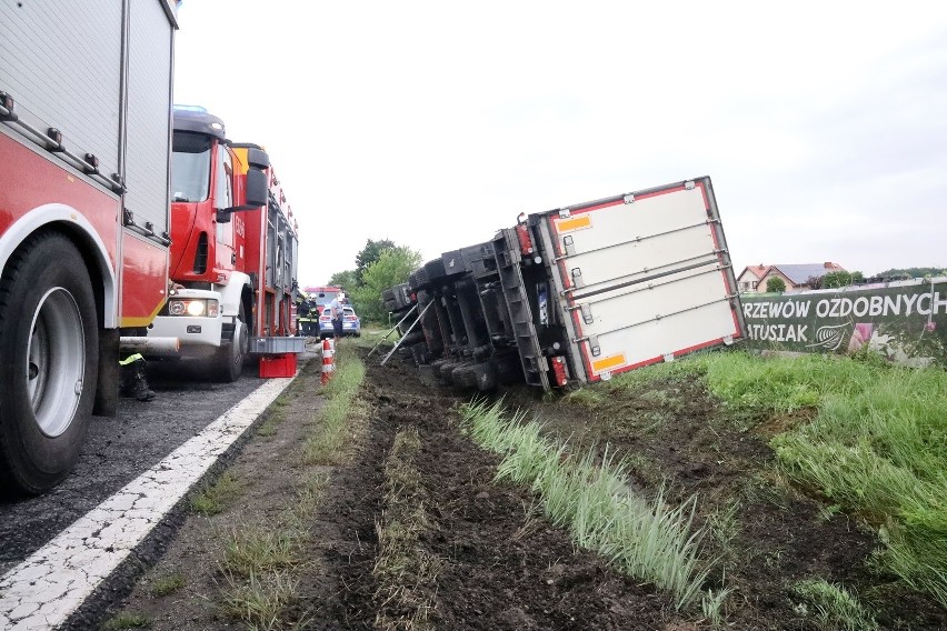 Wypadek na DK3 na Dolnym Śląsku. Ciężarówka wylądowała w...