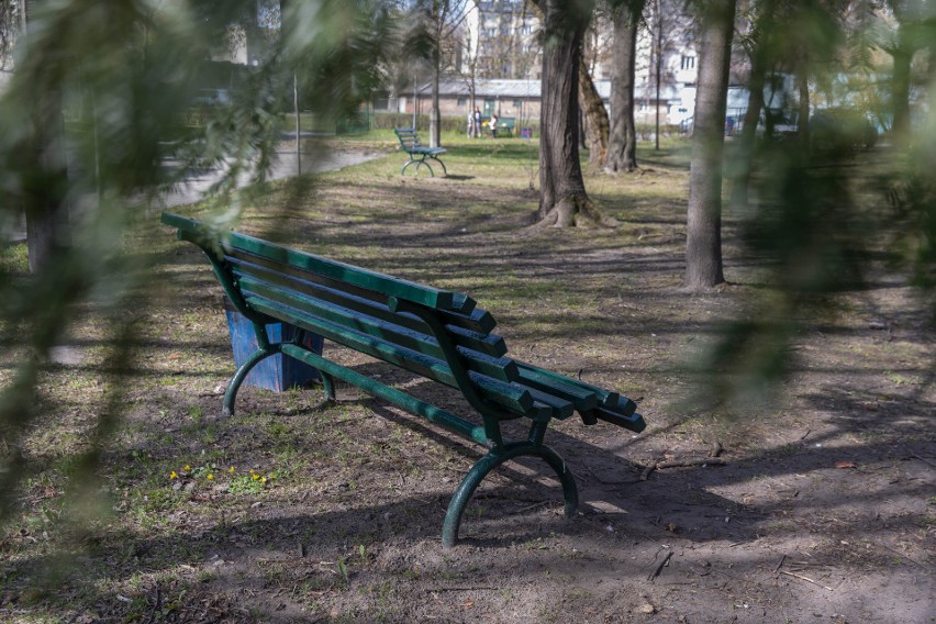 Kraków. Zagospodarowanie Wesołej... Na razie pojawiło się 10 starych ławek [ZDJĘCIA]