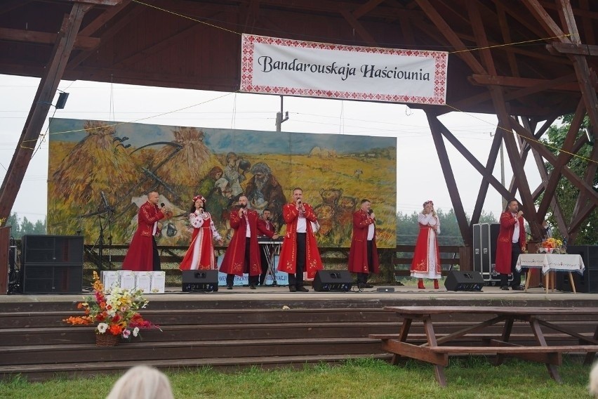 Festyn Ludowy "Bandarouskaja Hasciounia" w amfitearze w...
