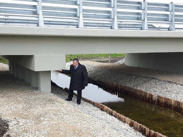 Edmund Kaczmarek przy nowo wyremontowanym moście w Mstyczowie. To dziewiętnasta przeprawa za jego kadencji.