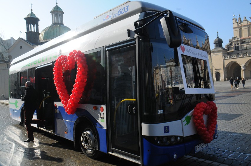 Zakochany autobus na Rynku Głównym w Krakowie [ZDJĘCIA]