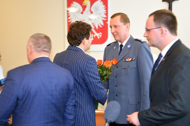 Komendant stalowowolskiej policji Lucjan Maczkowski dostaje kwiaty od prezydenta Lucjusza Nadbereżnego