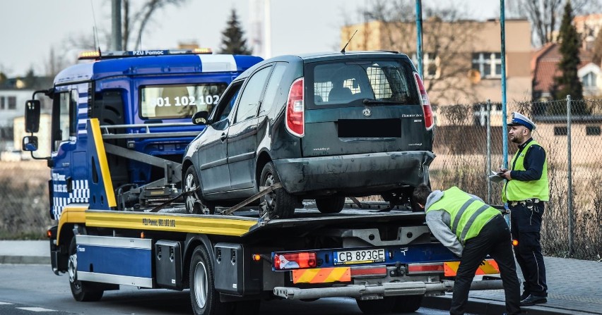 Polacy mocno przepłacają za obowiązkowe OC kierowcy. Niektórzy płacą składkę nawet 2,5-krotnie wyższą niż by mogli! Jak płacić mniej?