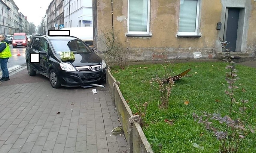 Zderzenie dwóch aut na ul. Wolności w Słupsku. Ucierpiała przechodząca 68-latka (zdjęcia)