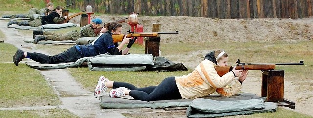 Dziewczyny z liceum w Trzebiatowie celnie strzelały. Popołudniu wzięły udział w biegu na orientację w lesie na Górze Chełmskiej.