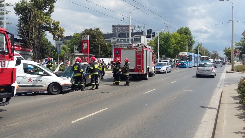 Wypadek na Krakowskiej. Auta zablokowały torowisko