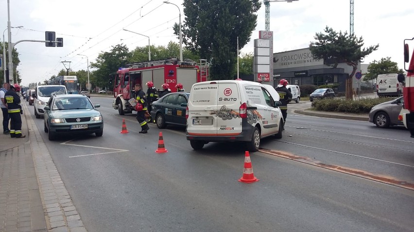 Wypadek na Krakowskiej. Auta zablokowały torowisko