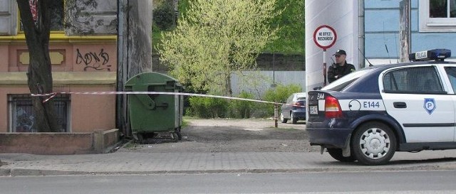 Wjazd na podwórko przy ul. Kosynierów Gdyńskich. W kamienicy obok zginął 24-latek.