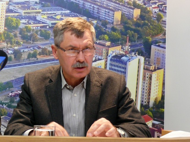 Dyrektor Zakładu Miejskiej Komunikacji Samochodowej Ryszard Drobny opracował nowy system, przewozów.