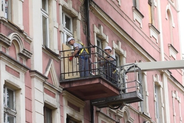 W Sosnowcu 4 września w kamienicy przy ul. Czystej oderwał się balkon. Po upadku zginęła jedna z lokatorek Zobacz kolejne zdjęcia/plansze. Przesuwaj zdjęcia w prawo naciśnij strzałkę lub przycisk NASTĘPNE