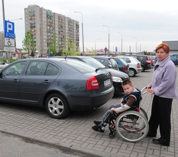 Kiedy Alicja Piątkowska-Pawlica przywozi Karola do szkoły,  na parkingu zwykle nie ma miejsca, by zaparkować i wyjąć z auta wózek.