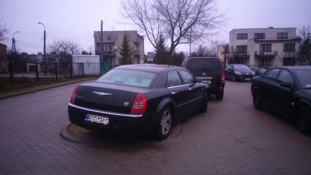 Niekonwencjonalne parkowanie chryslera c 300 przy ul. Wiewiórczej w Białymstoku