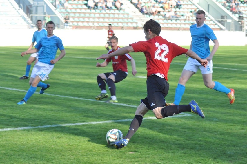 Adam Jabłoński (22) podaje przy pierwszym golu Mariusza...