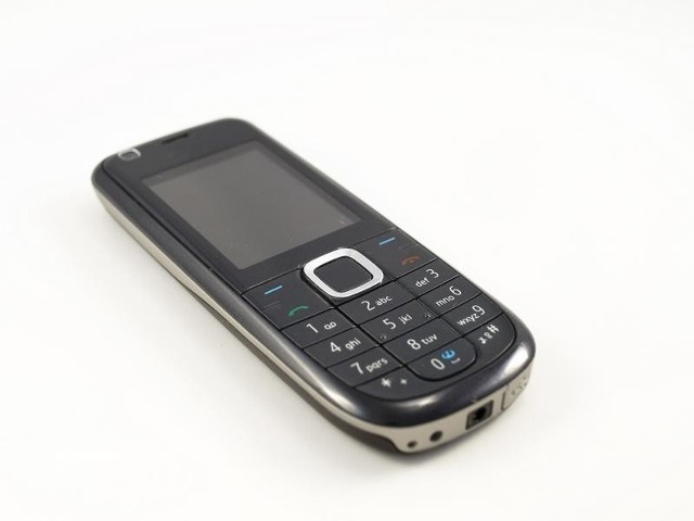 System IKO. Klient informuje sprzedawcę, że zamiast gotówką czy kartą chce zapłacić w systemie IKO i PIN-em uruchamia bankowość mobilną w swoim telefonie.