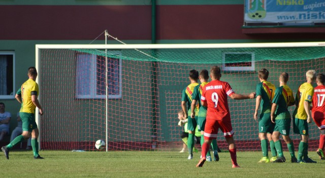 Derby Sokołów dla Niska (czerwone stroje).