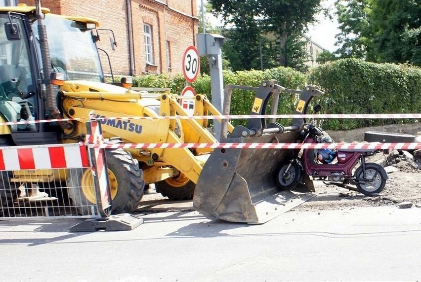 Wypadek: Motorowerzysta zabil sie na koparce...