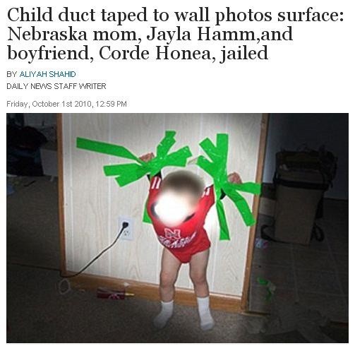 Dziecko przylepiono do ściany zieloną taśmą