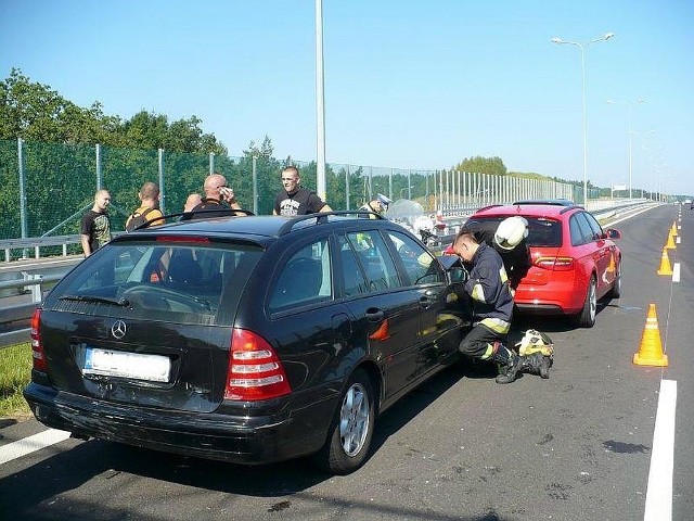 Polo uderzyło w mercedesa, a ten staranował audi. Rannych zostało sześć osób.