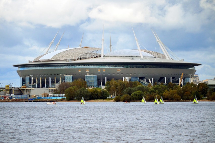 Stadion Kriestowskij w Sankt Petersburgu. Widok z Zatoki...