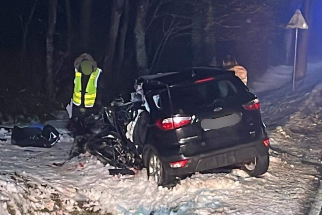 Śmiertelny wypadek w Ruskiej Wsi. Samochód osobowy czołowo zderzył się z ciężarówką.