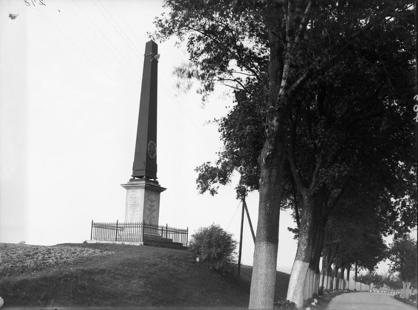 Kapsułę czasu i fundament pomnika sprzed 200 lat znaleziono na budowie drogi pod Nysą
