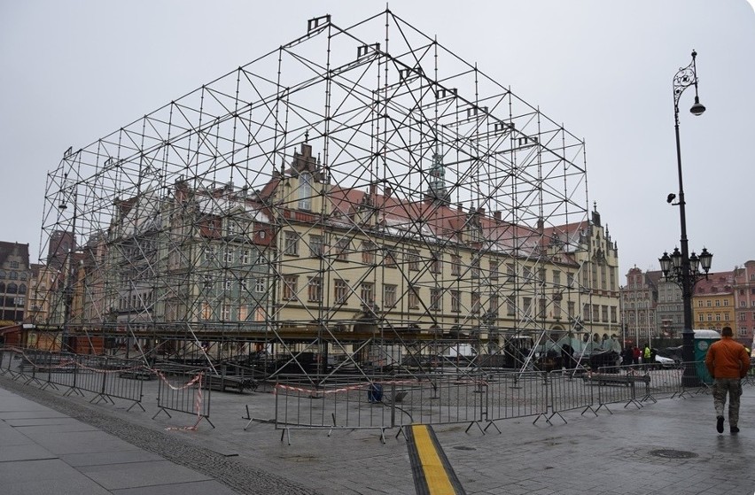 Scena na sylwestra już powstaje w Rynku [ZDJĘCIA]