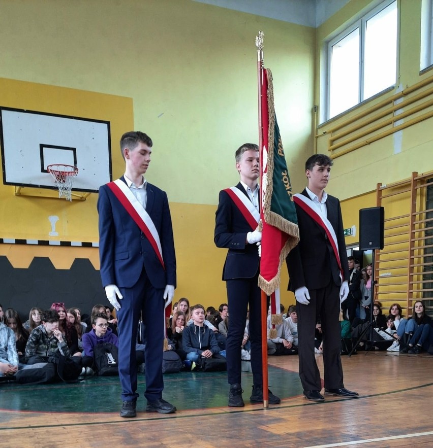Maturzyści z Zespołu Szkół nr 2 w Tarnobrzegu odebrali świadectwa. Była też akademia na rocznicę uchwalenia Konstytucji 3 Maja. Zdjęcia