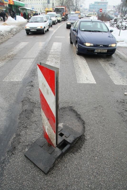 Dziura na kieleckiej ulicy Czarnowskiej czeka na swoją kolej. Niebezpieczne miejsce oznaczono pachołkiem. 