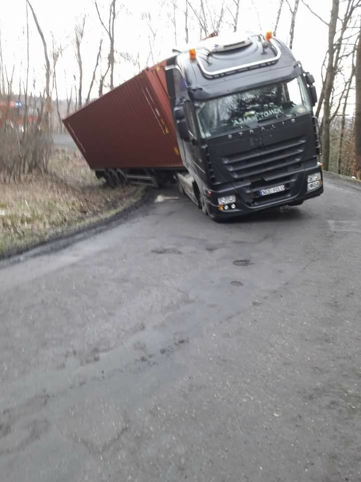 Lanckorona. Ciężarówka wpadła do rowu i zablokowała drogę