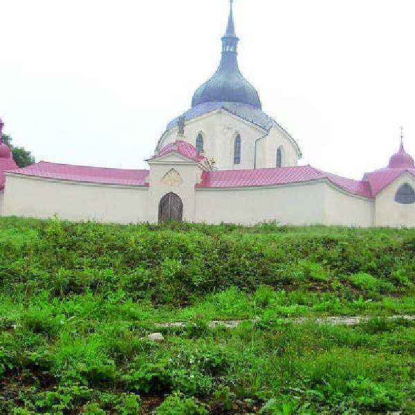 Opactwo św. Jana Nepomucena wznosi się malowniczo na Zielonej Górze nad czeską miejscowością Żdar