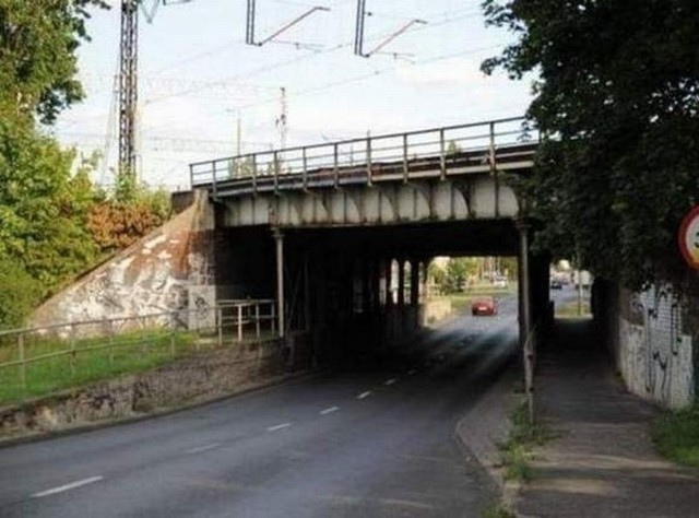 Z powodu bardzo kiepskiego stanu wiaduktu nad ul. Grunwaldzką w Bydgoszczy dziś w nocy wstrzymany tam został ruch.