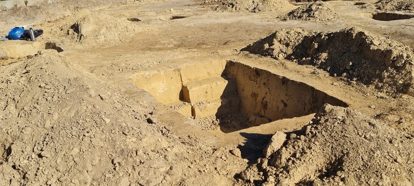 Cmentarz z czasów Imperium Rzymskiego w Kazimierzy Wielkiej! Archeolodzy są zaskoczeni obfitością niezwykłych odkryć [ZDJĘCIA, WIDEO]