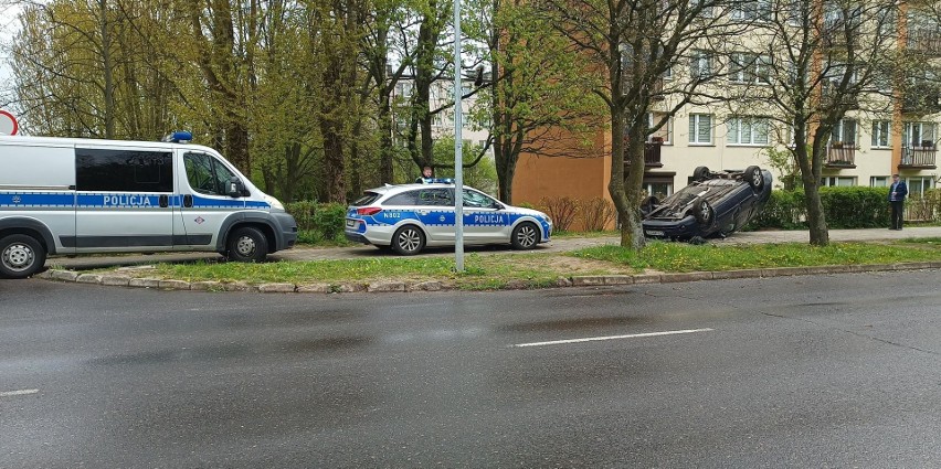Na ulicy Wazów w Słupsku kierowca forda uderzył w drzewo i...