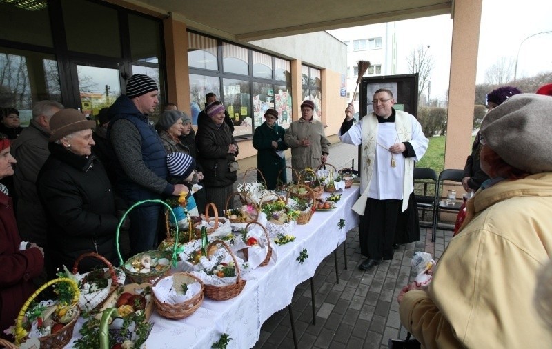 Święcą w kościołach, święcą... w klatce schodowej [ZDJĘCIA]