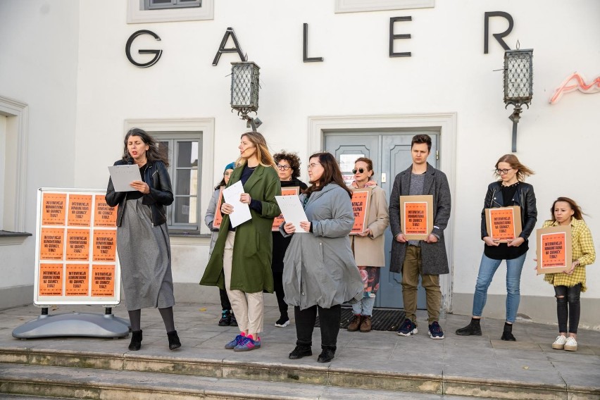 Dzisiaj (6 października) przed Galerią Arsenał odczytano...