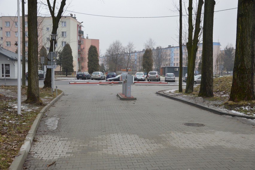 Oświęcim. Do szpitala idą przez błoto