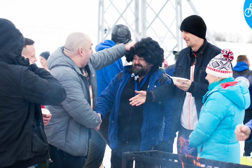 Przebiegli milę morską i chlup do lodowatej wody. Lubelskie morsy wspierają zbiórkę dla Ninki