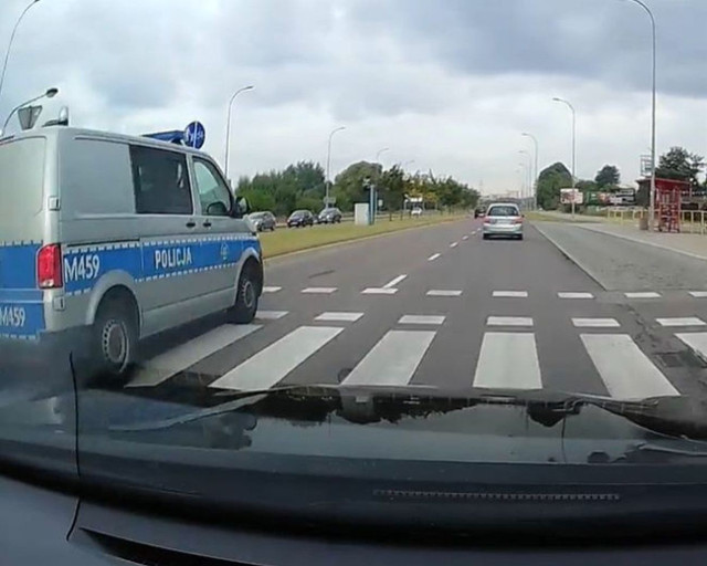 Białystok. Policjant wyprzedzał tuż przed przejściem dla pieszych. Film nagrał inny kierowca [ZDJĘCIA, WIDEO]