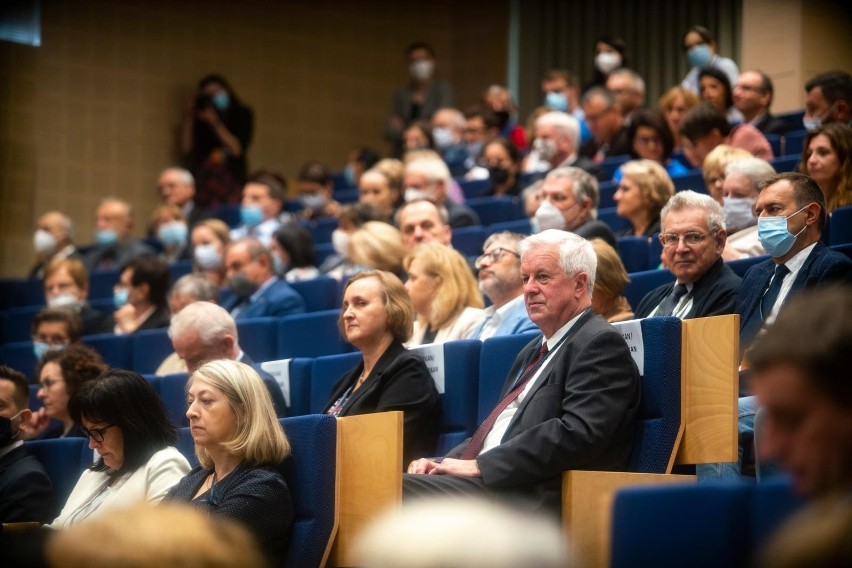 Kraków. Jubileusz 40-lecia powstania Wydziału Chemii UJ! Odsłonięto pomnik prof. Karola Olszewskiego