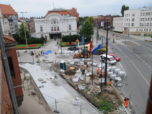 Remont pl. Teatralnego w pobliżu urzędu miasta kończy się