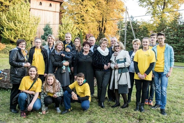 Wolontariusze (w żółtych koszulkach) ze Stowarzyszenia "Bądźmy Razem" wspierają działalność Hospicjum Domowego w Wiśniowej