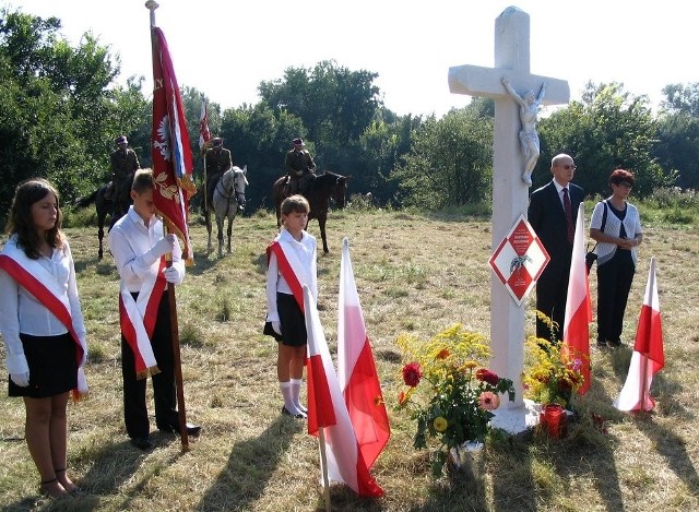 Uroczystość poświęcenia tablicy i krzyża na Kujawach, wrzesień 2009 r.