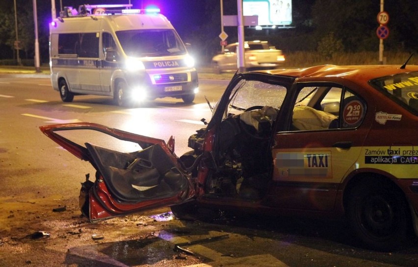 Wypadek taksówki na ul. Krzywoustego we Wrocławiu -...