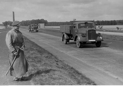 Polski robotnik przymusowy przy sprzątaniu autostrady