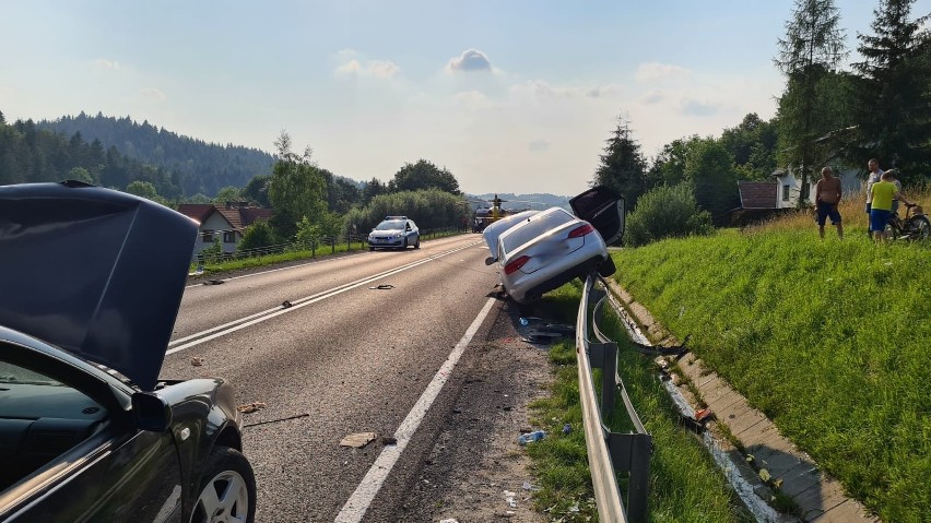 Paszyn wypadek. Trzy osoby poważnie ranne w zderzeniu trzech samochodów. Na miejscu helikopter LPR [ZDJĘCIA]