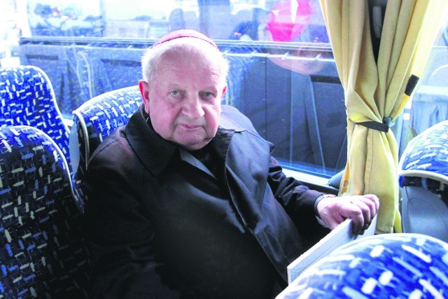 Kardynał Stanisław Dziwisz w autokarze, którym przejechał z lotniska Ciampino do Domu Polskiego w Rzymie