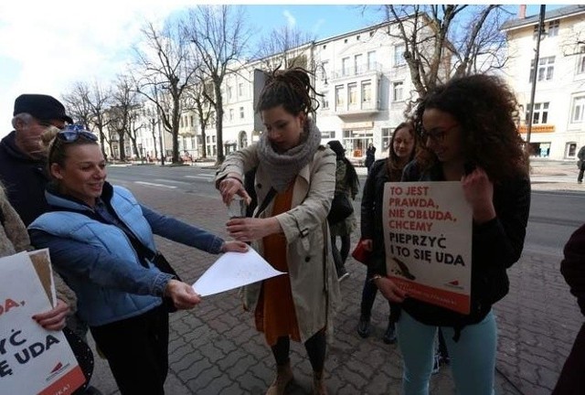 Pikieta zorganizowana przez Stowarzyszenie Aktywne Pomorze w obronie słupskich barów mlecznych.